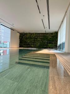una piscina con escaleras en un edificio en Torre Milano - Luxury modern flat, en Milán