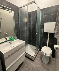 Un baño con inodoro, lavabo y ducha. en Angel, en Trieste