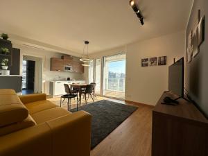 sala de estar con sofá amarillo y mesa en Torre Milano - Luxury modern flat, en Milán