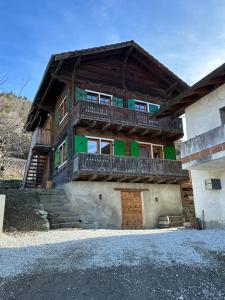 une maison avec un balcon sur le côté de celle-ci dans l'établissement Gîte des vignes, à Bremis