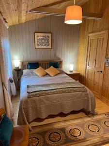 um quarto com uma cama grande num quarto em Spacious eco-energy timber barn in Chadbury em Offenham