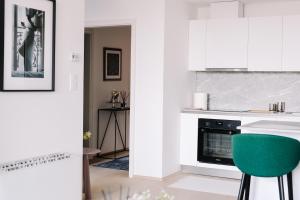 A kitchen or kitchenette at Design Apartman - Free parking
