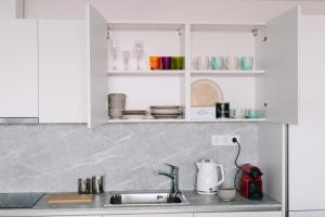A kitchen or kitchenette at Design Apartman - Free parking