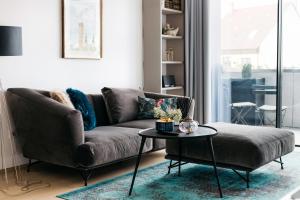 A seating area at Design Apartman - Free parking