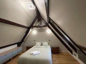 1 dormitorio con 1 cama con 2 toallas en Maison haut de gamme proche de Deauville-Trouville en Les Authieux-sur-Calonne