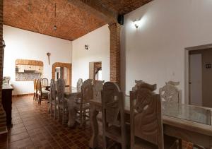 Hotel & Temazcal Hacienda Maxthá في Huichapan: غرفة طعام مع طاولة وكراسي