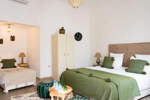 Riad Dar Blanche & Spa客房内的一张或多张床位