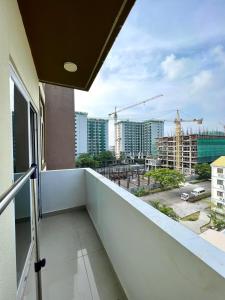 balcone con vista sulla città di One Room Private Apartment a Hulhumale