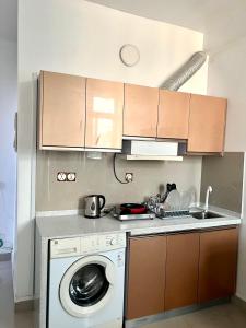 una cucina con lavatrice e lavandino di One Room Private Apartment a Hulhumale