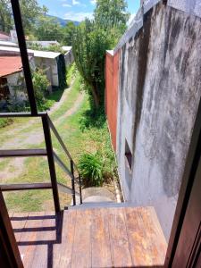 una escalera que conduce a una casa con una pared en Departamento EcoSolar in 