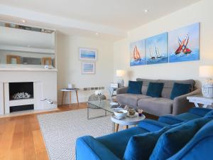 uma sala de estar com mobiliário azul e uma lareira em 34 Dart Marina em Dartmouth