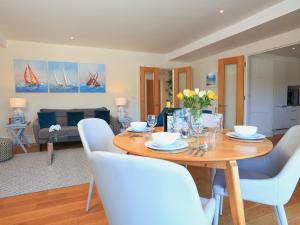 uma sala de jantar e sala de estar com mesa e cadeiras em 34 Dart Marina em Dartmouth