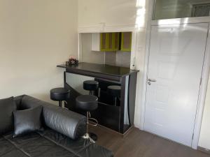 een woonkamer met een bank en een keuken met een aanrecht bij SleepInNP in Novi Pazar