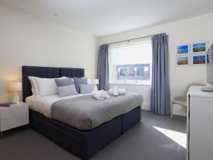 um quarto com uma cama grande e uma janela em 34 Dart Marina em Dartmouth
