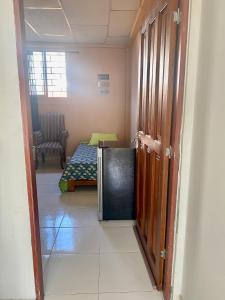 um quarto com uma cama e uma porta em Habitacion en Cartagena em Cartagena de Indias
