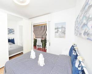 biały pokój ze stołem i łóżkiem w obiekcie Appartamento Rapallo Liguria Maria Jose w Rapallo