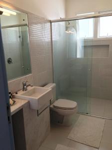 a bathroom with a toilet and a sink and a shower at Suites Campestres CDG in Rio Negrinho