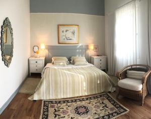 ein Schlafzimmer mit einem Bett, einem Stuhl und einem Fenster in der Unterkunft Suites Campestres CDG in Rio Negrinho