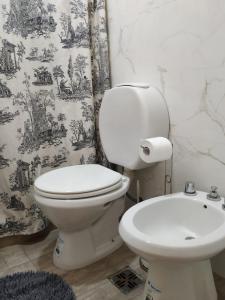 Un baño con un inodoro blanco y un lavabo. en Lincoln Relax, en Lincoln 12 fotos más