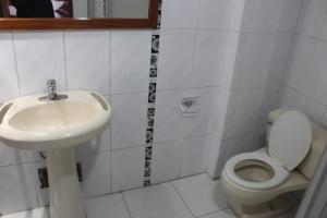 La salle de bains est pourvue d'un lavabo et de toilettes. dans l'établissement Hostal Turistico ILLAPA CUSCO 119, à Cusco