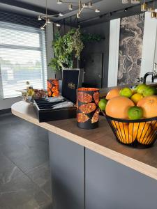 a counter with a bowl of fruit on it at Selavi Jastrzębia in Jastrzębia