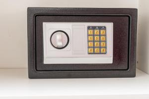 un mando a distancia sentado en la parte superior de un mostrador en Appartement Limonar del Golf - Full Option, en Mijas Costa