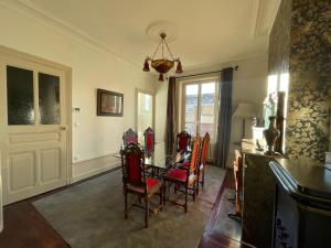 - une salle à manger avec une table et des chaises dans l'établissement Maison Pignol, au Puy-en-Velay