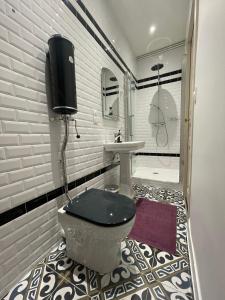 La salle de bains est pourvue de toilettes et d'un lavabo. dans l'établissement Maison Pignol, au Puy-en-Velay