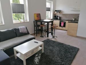 sala de estar con sofá y mesa en Chill-out, en Heilbad Heiligenstadt