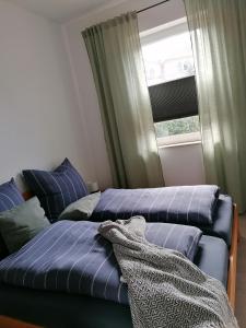dwa łóżka w pokoju z oknem w obiekcie Chill-out w mieście Heilbad Heiligenstadt