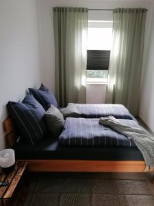 łóżko w pokoju z oknem w obiekcie Chill-out w mieście Heilbad Heiligenstadt