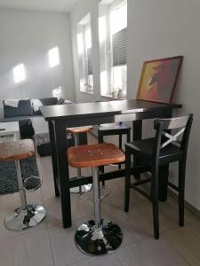 una mesa negra y sillas en la sala de estar. en Chill-out, en Heilbad Heiligenstadt