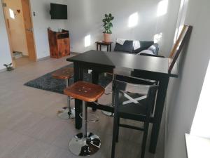 una mesa negra y sillas en la sala de estar. en Chill-out, en Heilbad Heiligenstadt