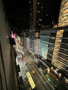 - Vistas a una calle de la ciudad por la noche en Liberty Apartment Studio en Buenos Aires