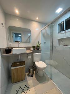 y baño con aseo, lavabo y ducha. en Tereze House, en Río de Janeiro