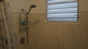 eine Dusche im Bad mit Fenster in der Unterkunft 1A - Large Beach House near Crash Boat Beach in Aguadilla