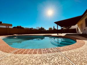 duży basen w ogrodzie z domem w obiekcie Glendale Gem with Pool & Office in Prime Location w mieście Glendale
