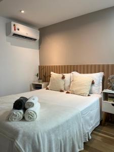 1 dormitorio con 1 cama blanca grande y toallas. en Tereze House, en Río de Janeiro