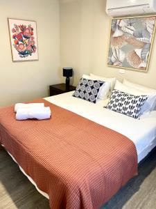 sypialnia z łóżkiem z pomarańczowym kocem w obiekcie Daysend Cottages w mieście Merrijig