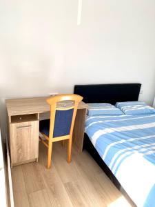 1 dormitorio con escritorio, 1 cama y 1 mesa en Nice rooms in Beggen house - In Luxembourg city, en Luxemburgo