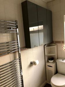 łazienka z toaletą i szklaną szafką w obiekcie Private apartment in Wrose, Shipley, Bradford w mieście Shipley