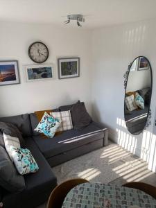 sala de estar con sofá y espejo en Private apartment in Wrose, Shipley, Bradford, en Shipley