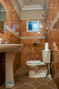 Koupelna v ubytování CORNERSTONE APARTMENTS