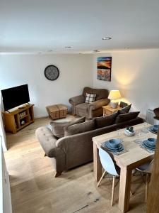 A seating area at Brechin Townhouse - Cathedral View