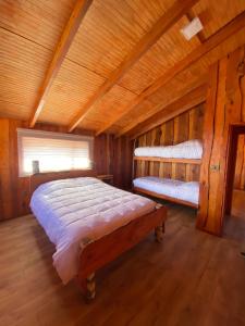 Tempat tidur dalam kamar di Kumewe Lodge