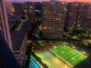 - un court de tennis en plein cœur d'une ville la nuit dans l'établissement Full Panoramic Suite Residence, à Istanbul