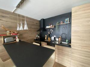 Kuchyňa alebo kuchynka v ubytovaní Cosy duplex in Chatel centre with indoor Parking