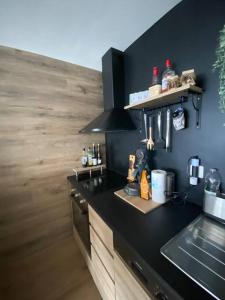 een keuken met een zwart aanrecht en een wastafel bij Cute duplex in Chatel centre in Châtel