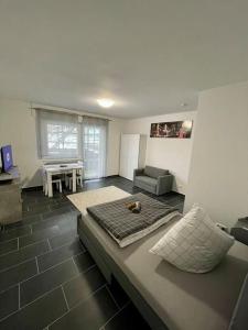 ein Wohnzimmer mit einem Sofa und einem Tisch in der Unterkunft City Apartment - E.C.E-Center - Smart TV in Karlsruhe