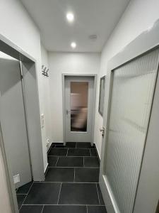 - un couloir avec des portes et du carrelage dans un bâtiment dans l'établissement City Apartment - E.C.E-Center - Smart TV, à Karlsruhe